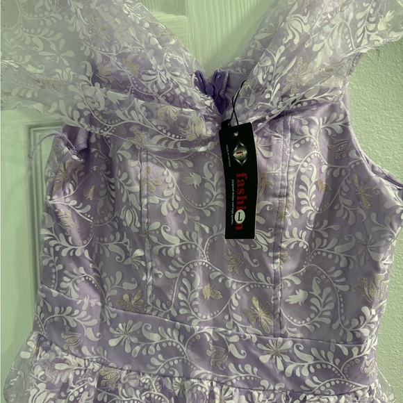 Beautiful long dress . Very pretty Never worn . - Picture 3 of 5